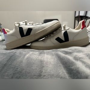 VEJA
V-10 Bicolor Leather Low-Top Sneakers